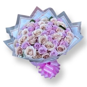 violet and white roses bouquet